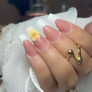 manicurista uñas preciosas