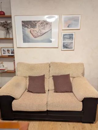 Comedor completo con dos sofás de 2 y 3 plazas.
