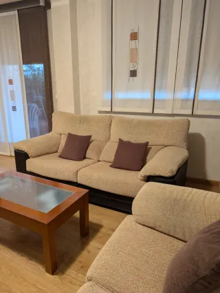 Comedor completo con dos sofás de 2 y 3 plazas.
