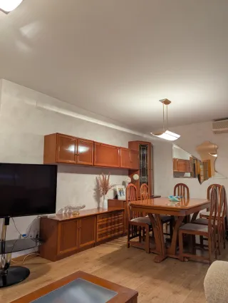 Comedor completo con dos sofás de 2 y 3 plazas.