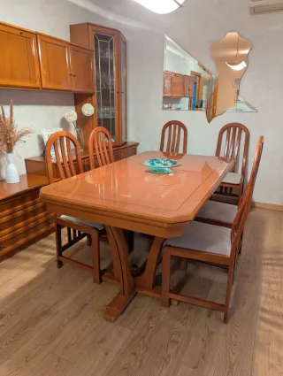 Comedor completo con dos sofás de 2 y 3 plazas.