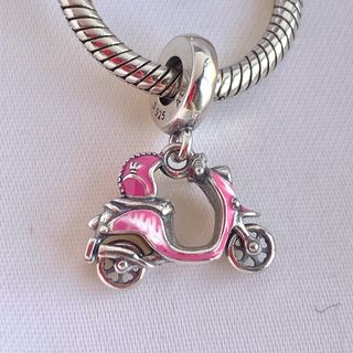 CHARM MOTO ROSA CON CASCO 