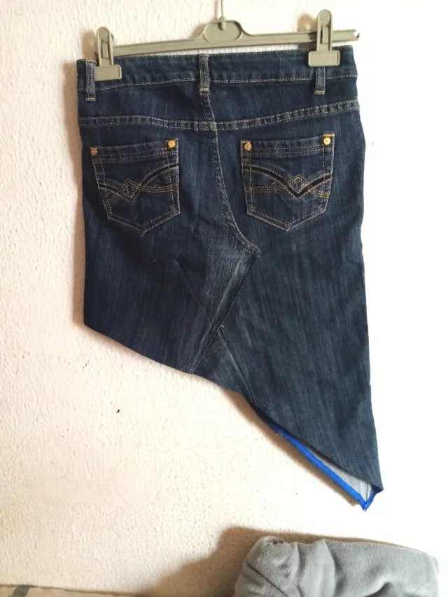 Falda vaquera asimétrica.