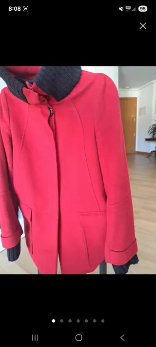 Abrigo rojo con cuello y puños de lana