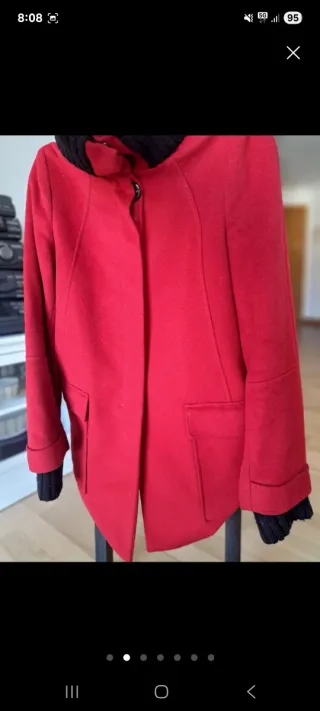 Abrigo rojo con cuello y puños de lana