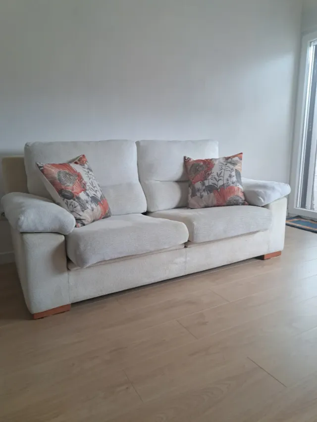 Sofá de 2 plazas color crema