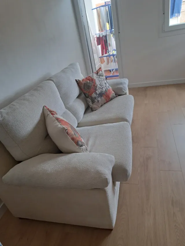 Sofá de 2 plazas color crema