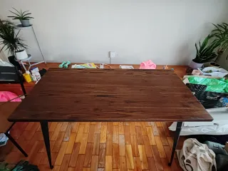 Mesa de madera con 2 sillas