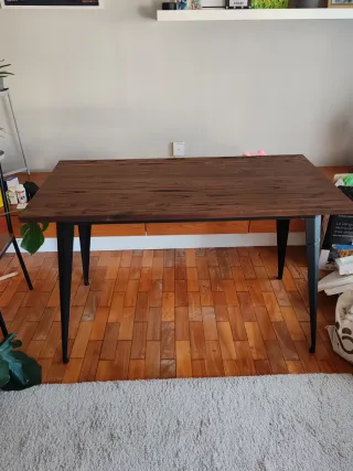 Mesa de madera con 2 sillas