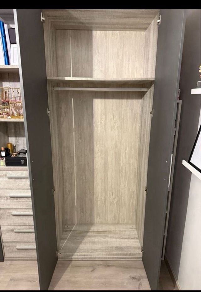 Armadio grigio a 2 ante