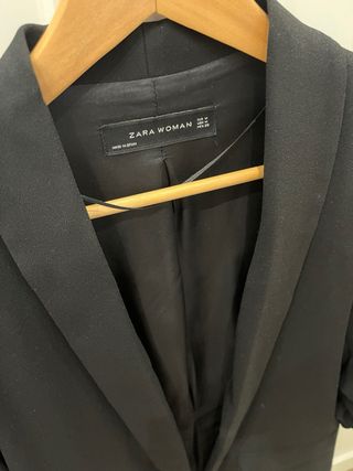 Blazer ZARA negra manga remangada