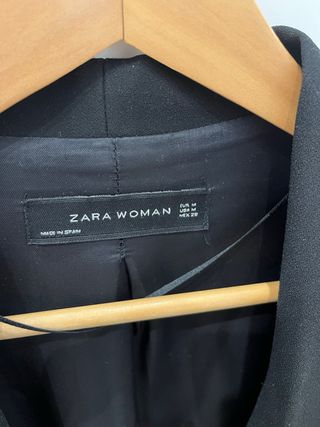 Blazer ZARA negra manga remangada