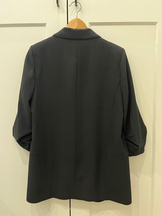 Blazer ZARA negra manga remangada