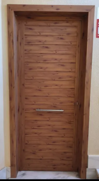 Puerta de Aluminio color Madera