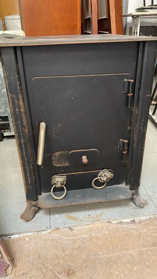 Chimenea de hierro negra con barbacoa