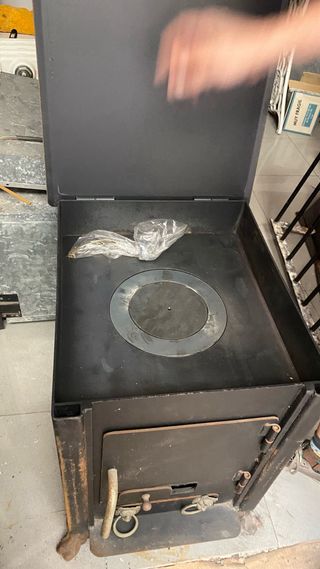 Chimenea de hierro negra con barbacoa