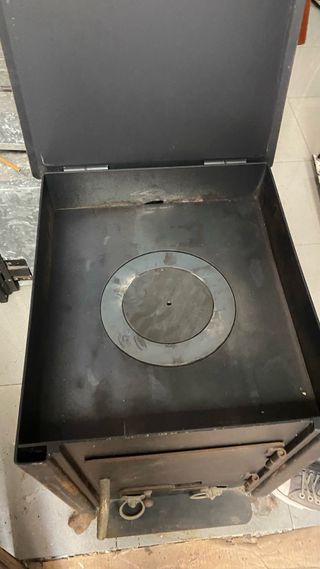 Chimenea de hierro negra con barbacoa