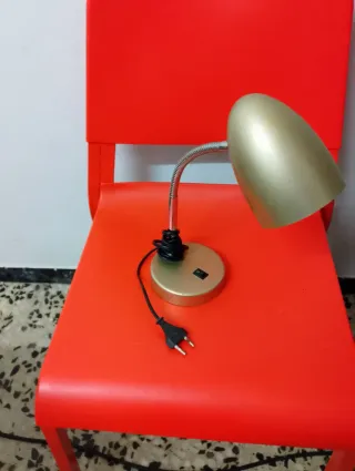Lámpara de escritorio dorada