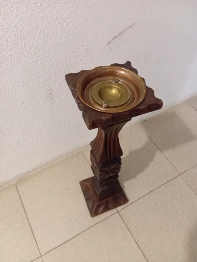 Cenicero de pie de madera tallada