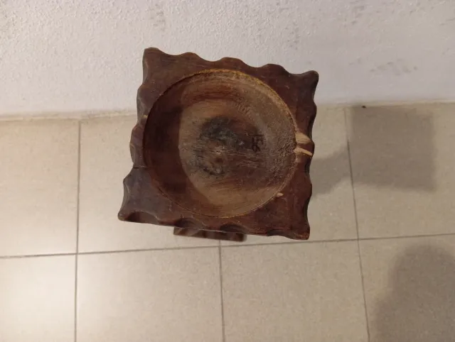 Cenicero de pie de madera tallada