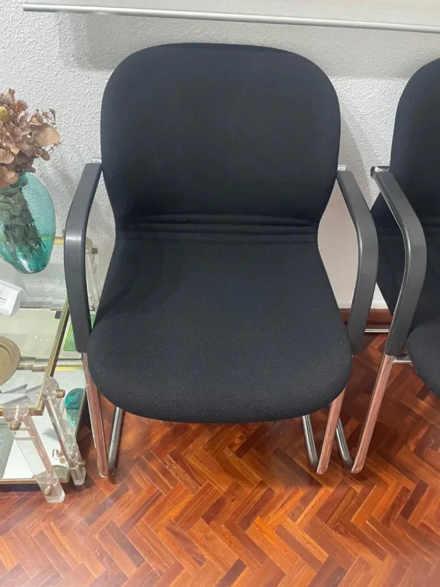 Silla de oficina negra con patas metálicas