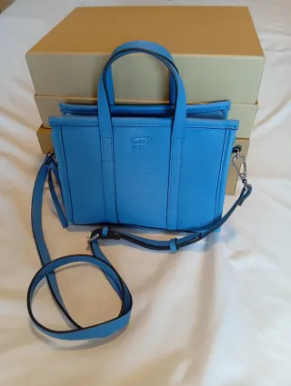 Bolso azul con asa y correa