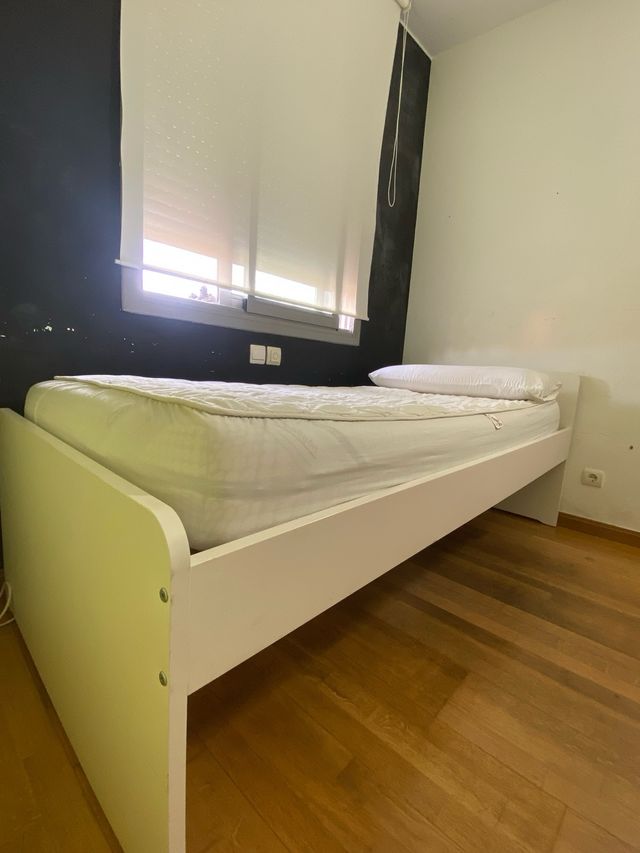 Cama individual blanca de madera