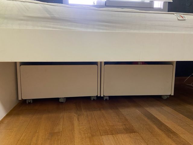 Cama individual blanca de madera