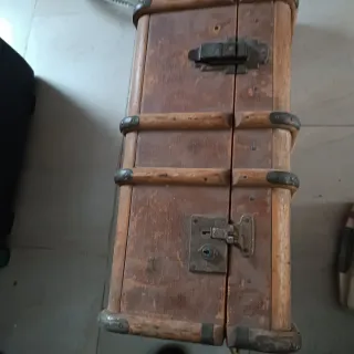Baúl de transporte antiguo madera y metal