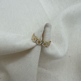 Anillo ajustable flores esmaltadas dorado