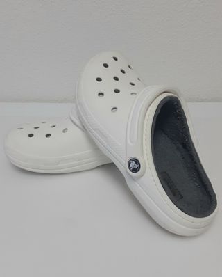 Crocs blancos forrados..