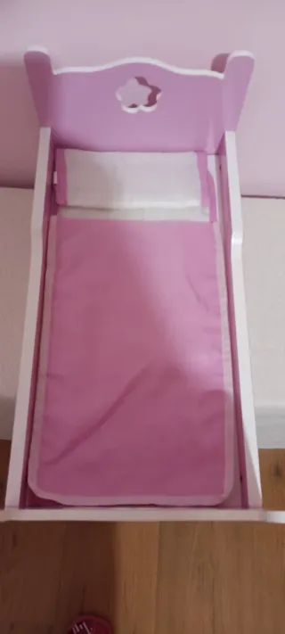 Cuna de madera para muñecas