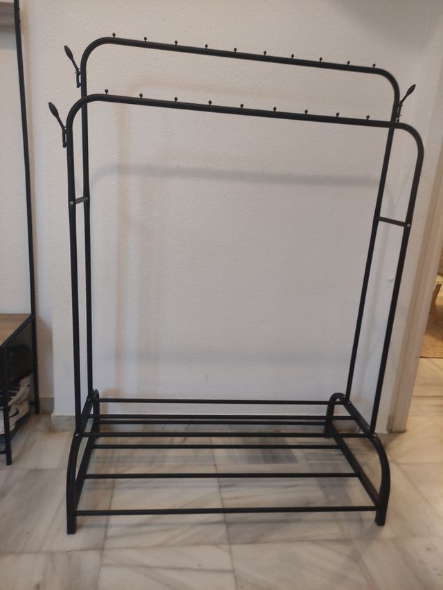 Perchero metálico con zapatero negro