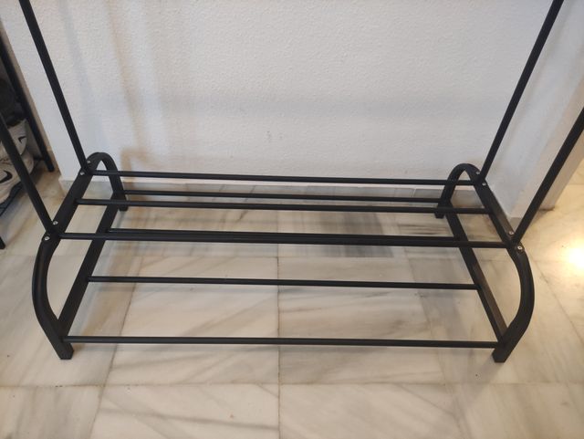 Perchero metálico con zapatero negro