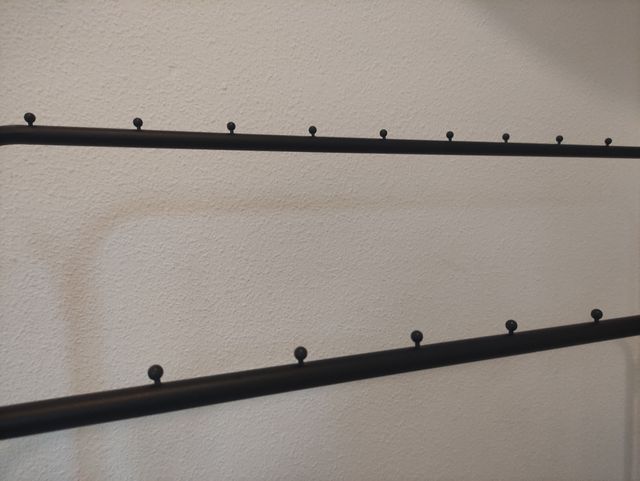 Perchero metálico con zapatero negro