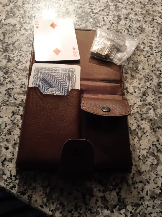 Juego de cartas y dados