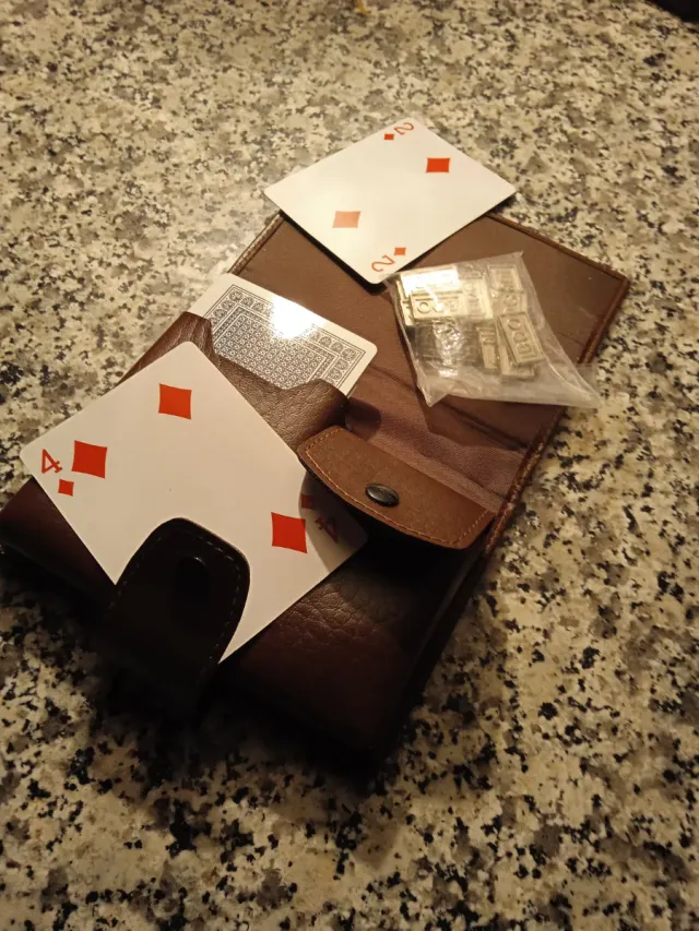 Juego de cartas y dados