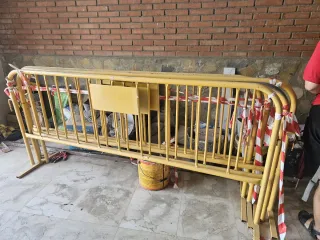 Vallas metálicas amarillas de obra