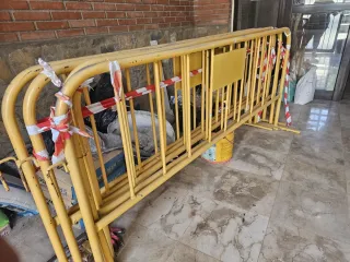 Vallas metálicas amarillas de obra