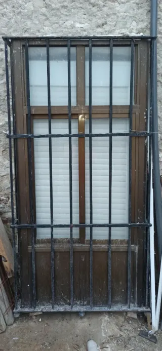 Ventana con reja y persiana