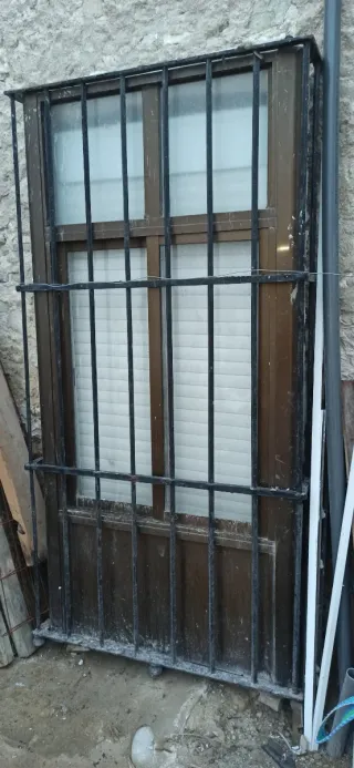 Ventana con reja y persiana