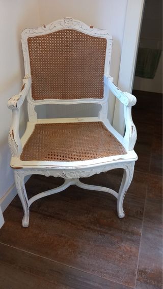 Silla de madera con asiento de ratán
