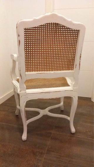 Silla de madera con asiento de ratán