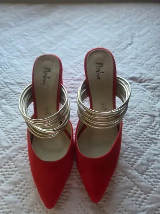 Zapatos de vestir Menbur rojos y dorados