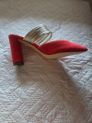 Zapatos de vestir Menbur rojos y dorados