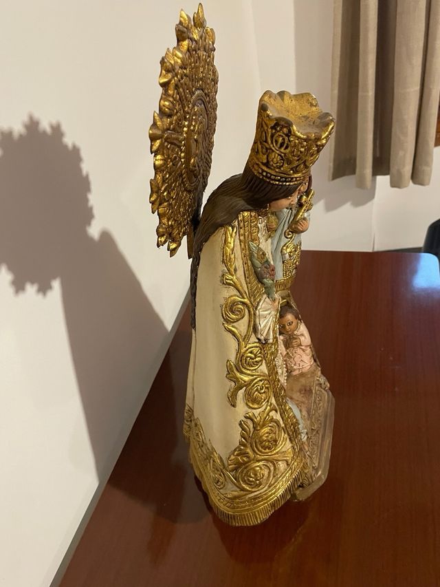 Figura Virgen María con Niños