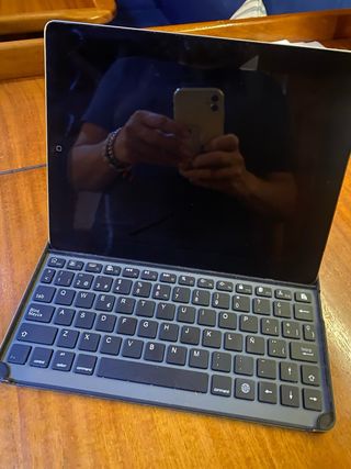 iPad 2 64GB WiFi + 3G Plata
con teclado bluetooth 