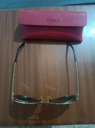 Gafas de sol Guess montura dorada