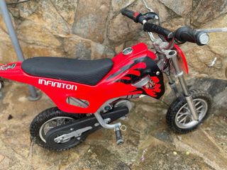 Moto infantil eléctrica roja