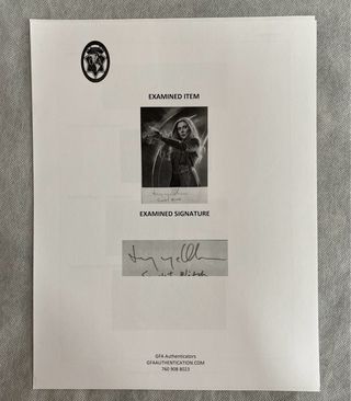 Foto de Elisabeth Olsen con autógrafo original